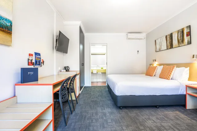 شقة بسرير كينج وسرير فردي وسرير كوين بغرفتي نوم مع أريكة، Nightcap at Ferntree Gully Hotel Motel 1/2