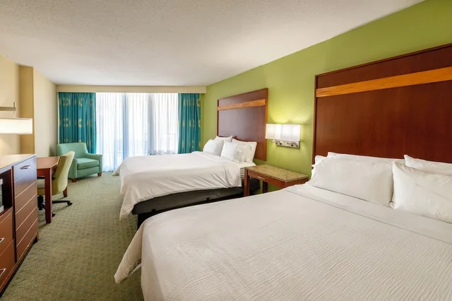 غرفة قياسية بسريرين كوين بإطلالة على المسبح، Holiday Inn Hotel And Suites Virginia Beach North Beach 1/10