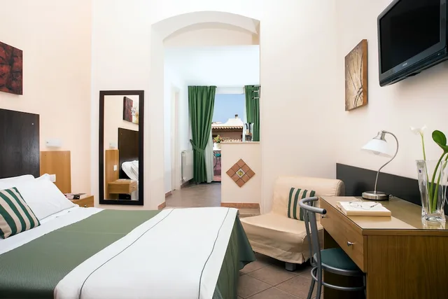 غرفة رباعية بسرير مزدوج وسريرين منفصلين، Hotel La Pensione Svizzera 1/3