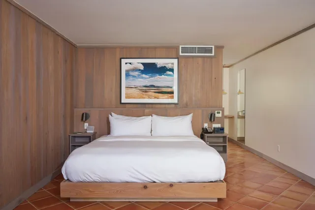 غرفة بسرير كينج بشرفة، Stagecoach Inn 2/4