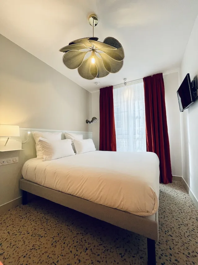 غرفة كومفورت بسرير كوين، HOTEL DES CANETTES 1/3