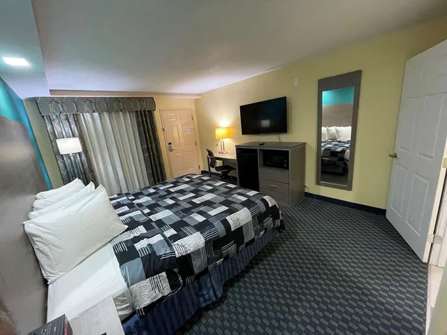 غرفة بسرير كينج لذوي الإعاقة، SureStay Plus Hotel by Best Western Odessa 1/5