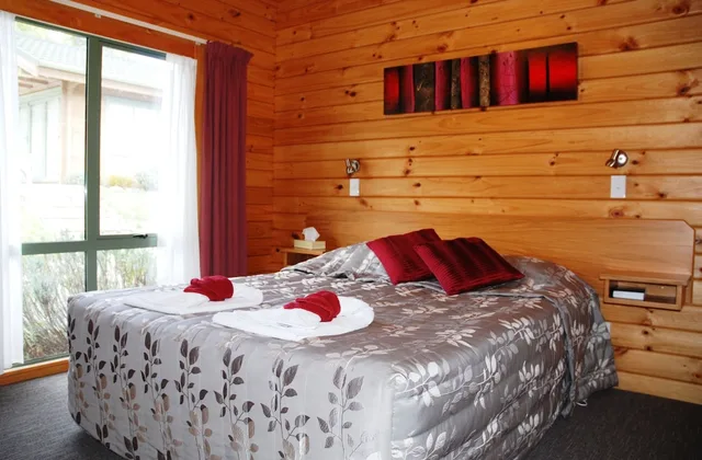شاليه بسرير كوين وسريرين فرديين بغرفتي نوم، The Chalets Motel 2/6