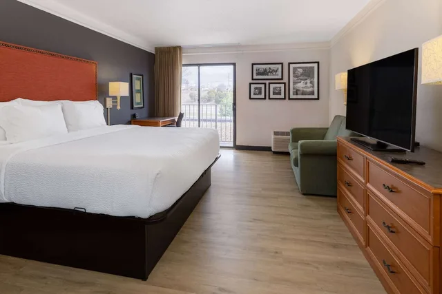 غرفة تنفيذية بسرير كينج، La Quinta Inn & Suites by Wyndham Kingsport Tri-Cities 2/6
