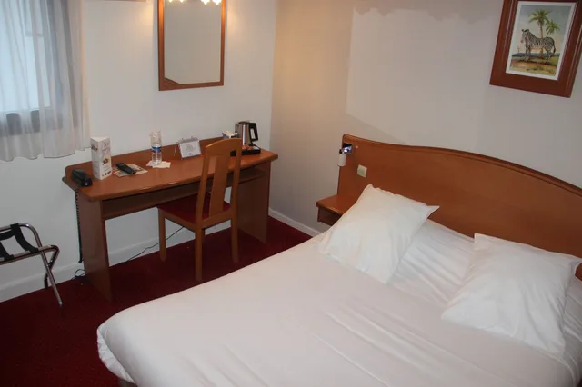 Standard, Double Bed, Hotel Kyriad Saint Quentin En Yvelines - Montigny 4/9