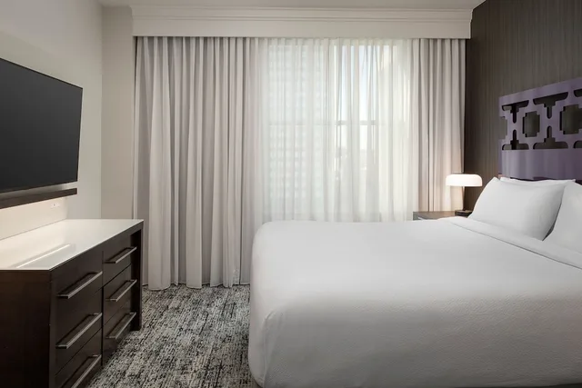 جناح بسرير كينج بغرفة نوم واحدة مع أريكة، Courtyard By Marriott San Diego Downtown 1/2