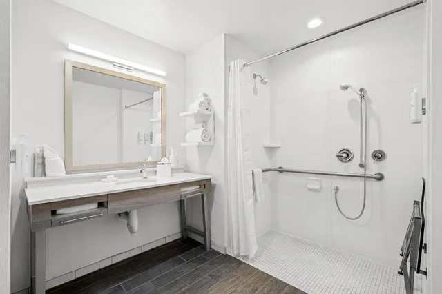 استوديو بسرير كينج مع أريكة لذوي الإعاقة، Hampton Inn Suites Knightdale Nc 5/6