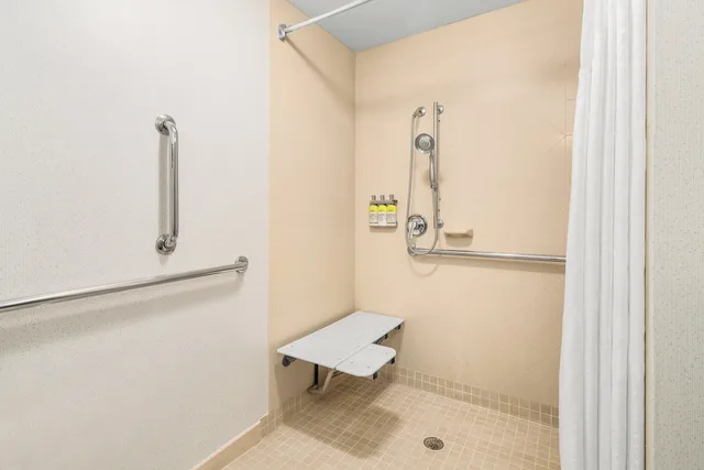 غرفة قياسية بسرير كينج لذوي الإعاقة، Holiday Inn Express Hotel And Suites Wilmington Newark 5/6
