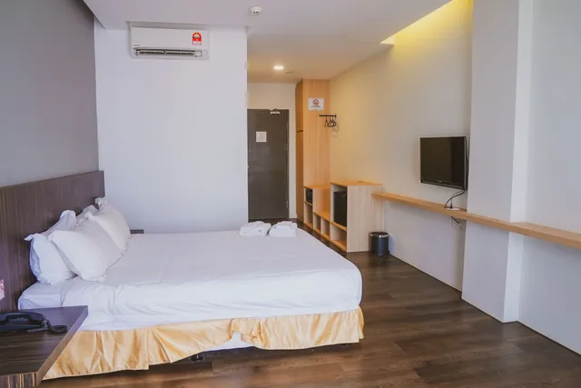 غرفة ديلوكس بسرير كوين، Roxy Hotel Serian 2/10