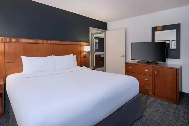 1 Bedroom, Suite, King Bed, Sofa, Balcony, Courtyard by Marriott Tampa North/I-75 Fletcher 2/4