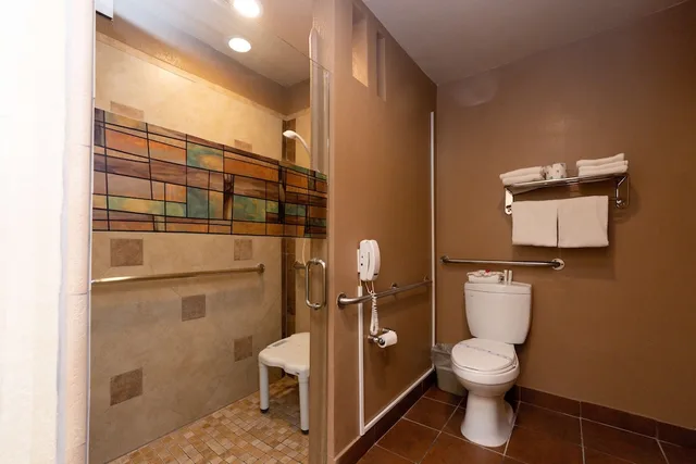 غرفة قياسية بسرير كينج لذوي الإعاقة، Super 8 by Wyndham Anaheim/Disneyland Drive CA 6/6