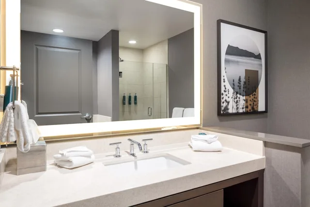 شقة سكنية بسريرين كوين بغرفة نوم واحدة مع أريكة، Hilton Promenade At Branson Landing 3/4