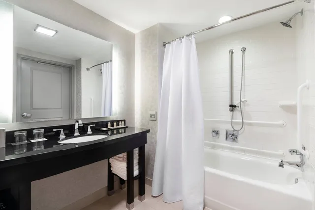 غرفة ديلوكس بسرير كينج وسرير كينج وسرير كوين بإطلالة، Renaissance Boston Patriot Place Hotel And Spa 4/6