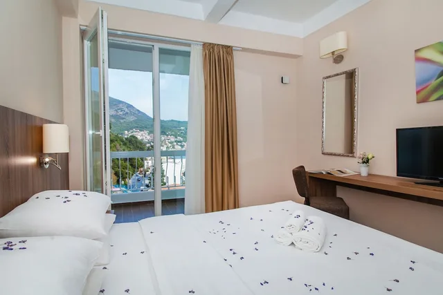 2 Bedrooms, Panoramic, Suite, 1 Single and 2 Double Beds, Sea View, Terrace، Sato Conference and Spa Hotel 3/5