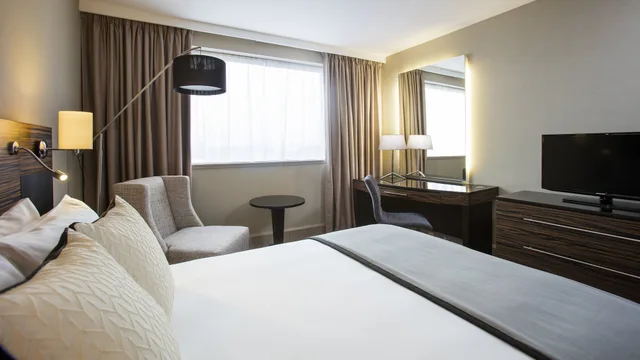 غرفة قياسية بسرير كوين بإطلالة على النهر، Crowne Plaza Glasgow 2/7