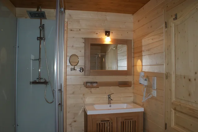 غرفة بسرير كوين، RELAIS DU SILENCE AUBERGE DE LA TOMETTE 2/2