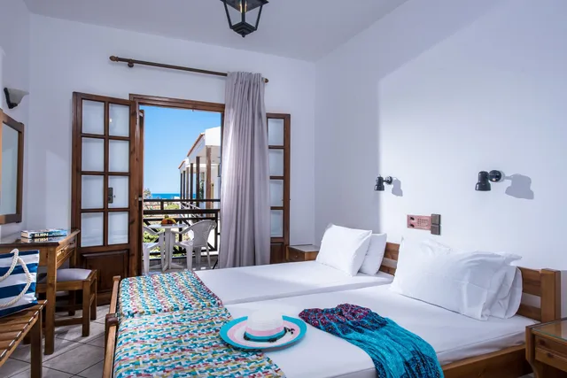 شقة بسريرين منفصلين بإطلالة على المسبح بغرفة نوم واحدة مع أريكة، Rena Apartments 1/3