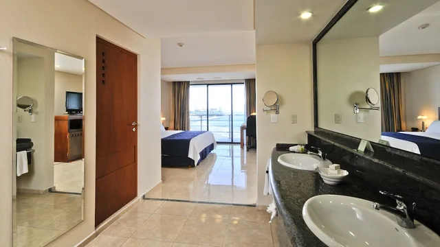 غرفة قياسية بسريرين مزدوجين بإطلالة على المسبح والبحر، Holiday Inn Veracruz Boca del Rio 7/8