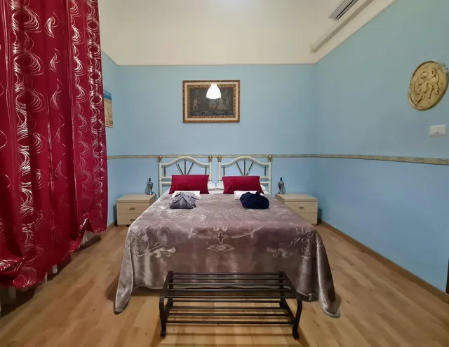 غرفة بسرير مزدوج بإطلالة على المدينة بشرفة، BnB Rooms And Comfort 1/1