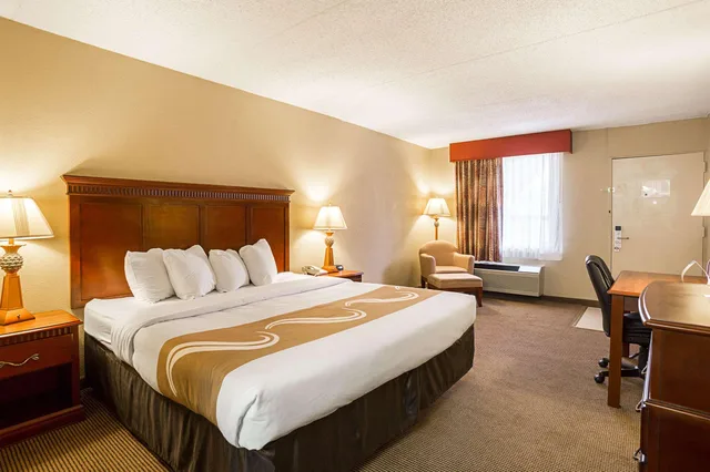 Room, King Bed, Quality Inn Hurricane Mills I-40 2/2
