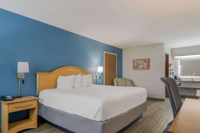 غرفة بسرير كينج، Econo Lodge Branson Theater District 5/9