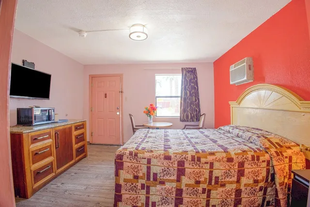 غرفة بسرير كوين، Sands Motel By OYO El Paso near Airport 2/3