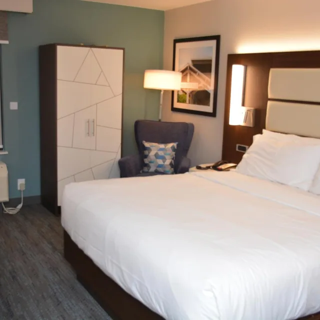 غرفة بسرير كينج بحوض استحمام لذوي الإعاقة، Four Points by Sheraton Fayetteville Fort Liberty 1/10
