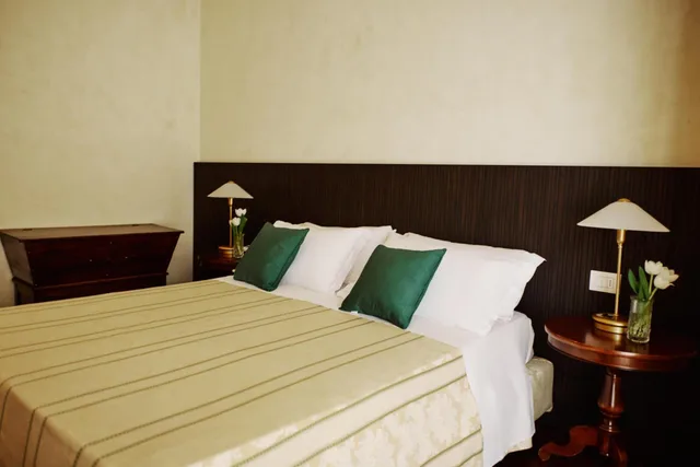Room, Double Bed, Lateral Side Sea View، Negresco 1/6