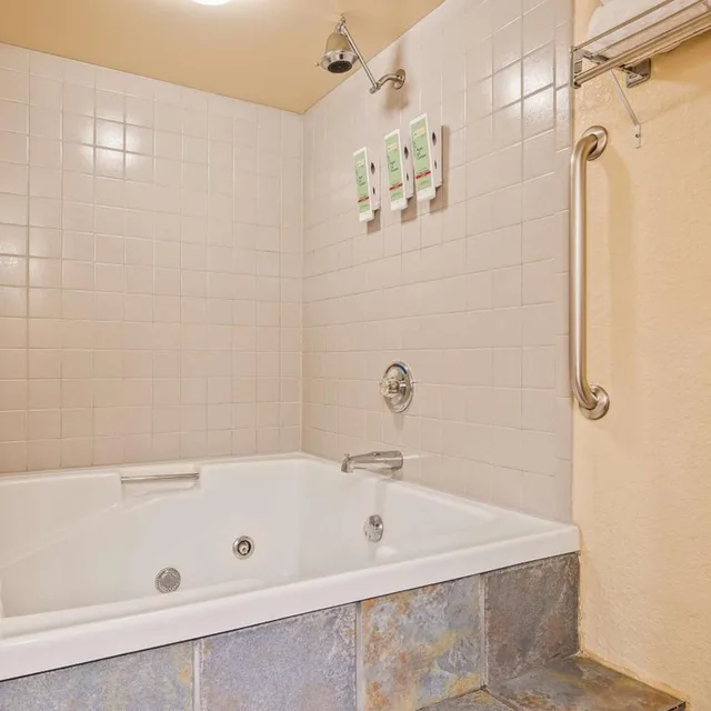 جناح بسرير كينج بجاكوزي، Best Western Center Pointe Inn 9/9