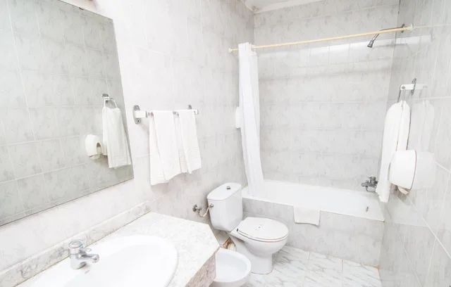 غرفة بسرير كوين بإطلالة على البحر، Hotel Amic Miraflores 6/8