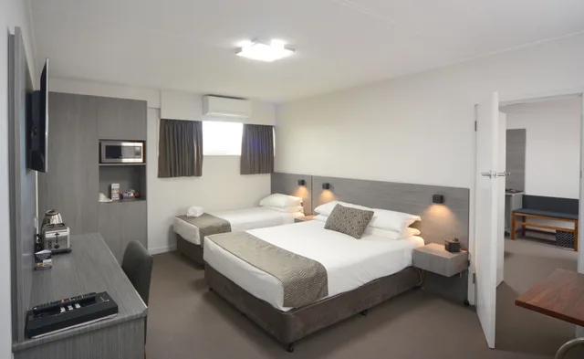 Motel, 1 Queen and 1 Single Bed، The Bridge 1/7