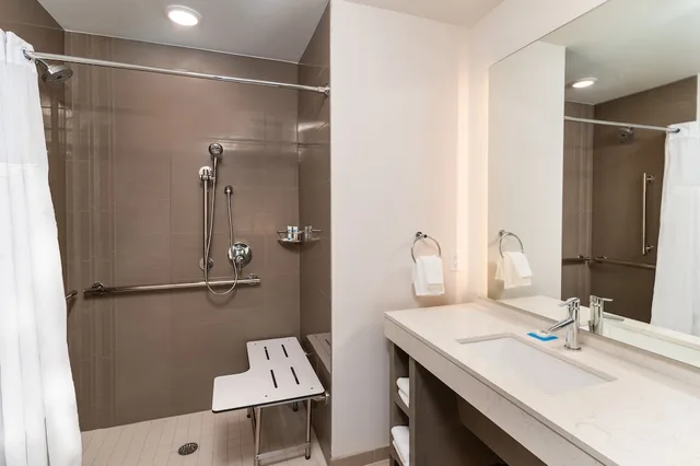 غرفة بسرير كينج مع أريكة لذوي الإعاقة، Hyatt House Nashville Airport 4/4