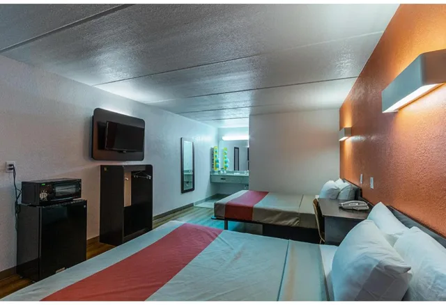 2 Queen Beds - Mobil Access Tub Nsmk Micfridg، Motel6 Cleveland, TX 6/8
