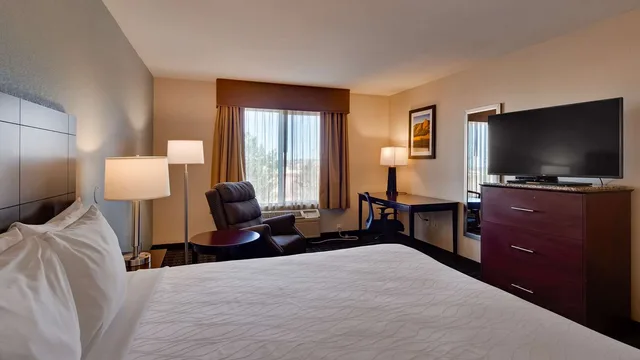 Room, King Bed, Best Western Plus Gateway Inn & Suites 1/9