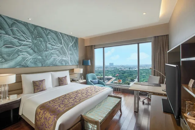غرفة بريميير ديلوكس تنفيذية بسرير كينج بإطلالة على المتنزه، The Leela Ambience Convention Hotel Delhi 5/10