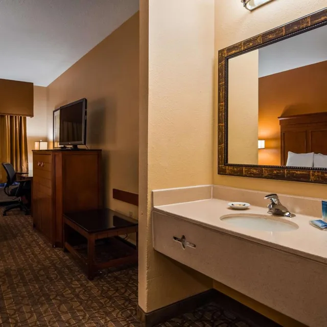 غرفة بسرير كينج وسريرين كوين، Best Western Plus Midwest Inn and Suites 2/2