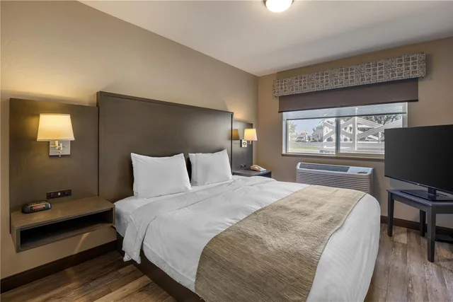 شقة بسرير كينج بغرفة نوم واحدة مع أريكة بمطبخ، Best Western Sawtooth Inn & Suites 2/2