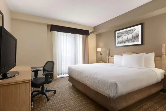 جناح بسرير كينج بغرفة نوم واحدة، Travelodge Suites by Wyndham Moncton 2/2