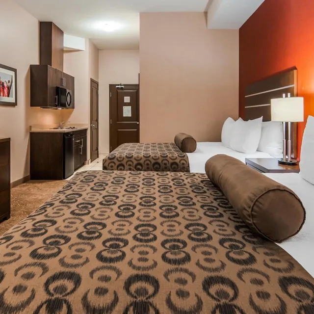 جناح بسرير كوين مع أريكة بمطبخ، Best Western Plus Kindersley Hotel 6/10