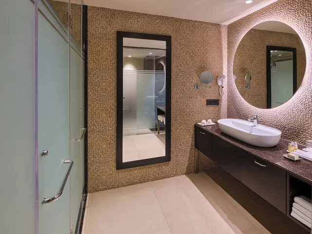 غرفة بريميوم بسريرين منفصلين وسرير كينج بشرفة، Pride Amber Villas Resort 3/3