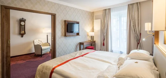 Suite, Stefanie 2/10