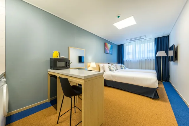 Deluxe, Twin Beds, Days Hotel & Suites by Wyndham Incheon Airport 2/4