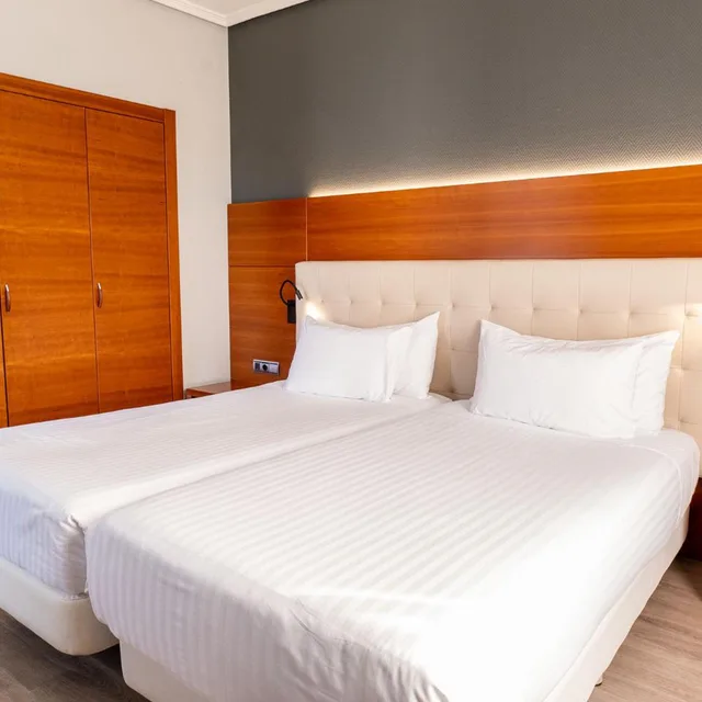 غرفة ديلوكس بسرير مزدوج بشرفة، Silken Amara Plaza 1/3
