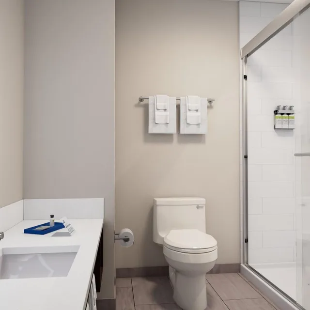 جناح بسرير كينج بجاكوزي، Holiday Inn Express Redding North by IHG 3/3