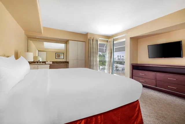 غرفة بسرير كينج وسرير كينج وسرير كوين وسرير كوين بغرفتي نوم مع أريكة لذوي الإعاقة، Hilton Vacation Club Palm Canyon Palm Springs 2/6