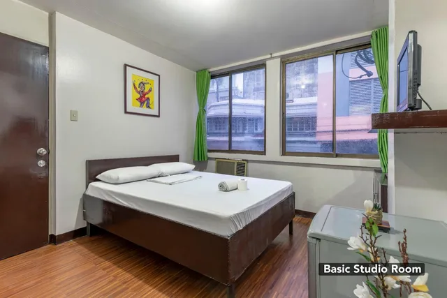 Studio, Queen Bed, Victoria Mansions 3/3
