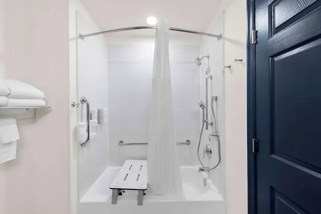 غرفة بسرير كوين لذوي الإعاقة، Spark by Hilton Norfolk 4/5