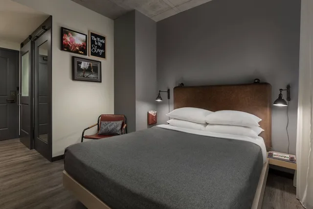 غرفة بسرير كوين بإطلالة على المدينة لذوي الإعاقة، Moxy Boston Downtown 2/6