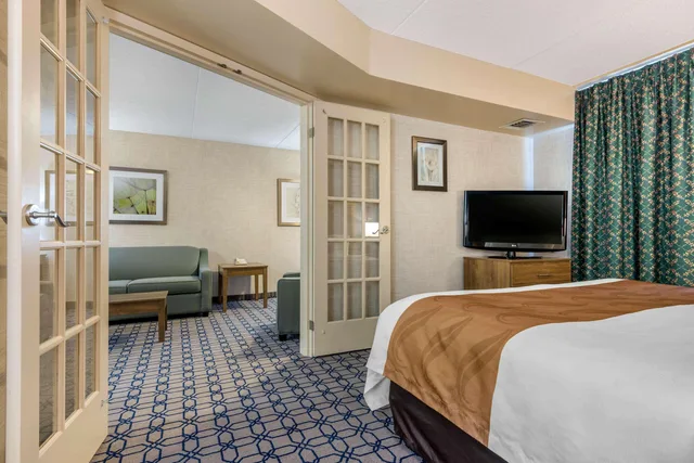 Upgrade, Suite, King Bed، Quality Suites Whitby 4/10