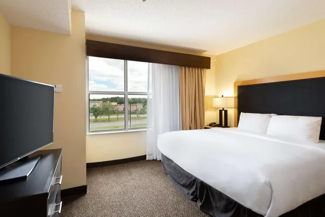 جناح جونيور بسريرين كينج مع أريكة، DoubleTree by Hilton Hotel Savannah Airport 1/10